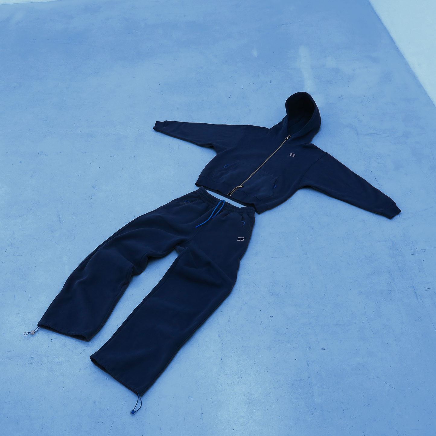 B_15 / ZIPPED HOODIE